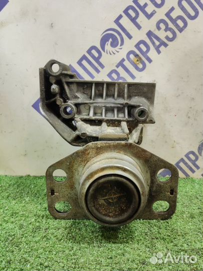 Кронштейн опоры двигателя правый Renault Symbol