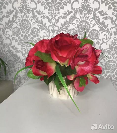 Искусственный букет в гипсовом кашпо