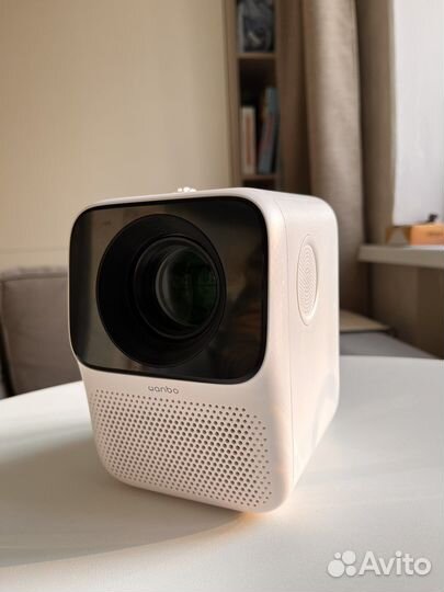 Проектор для домашнего кинотеатра и вечеринок