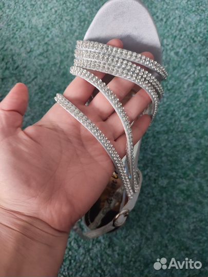 Босоножки со стразами