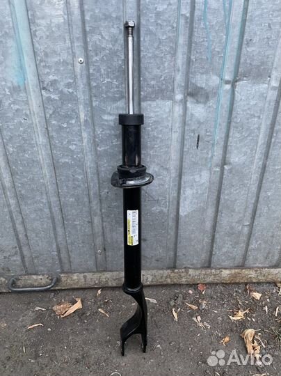 Стойка амортизатора передняя левая Mercedes W213