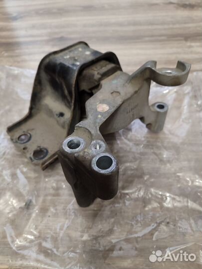 Подушка двигателя правая Nissan XTrail T31