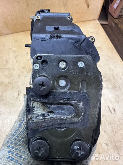 Замок задней левой двери kia cerato