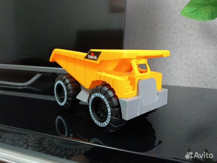Игрушка самосвал