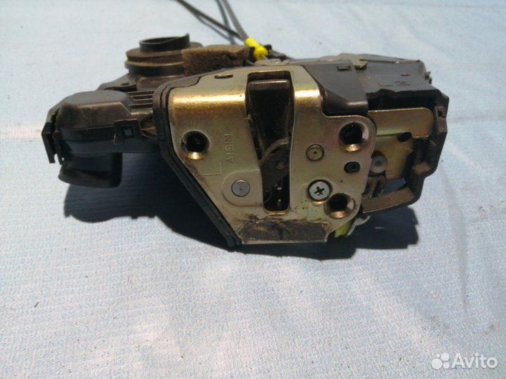 Замок двери передний левый Toyota Allion 240 1AZ