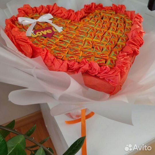 Букет Валентинка из жевачек Love is на 14 февраля