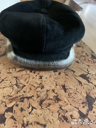 Женская замшевая кепка с меховой отделкой