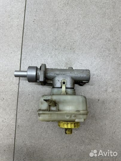 Главный тормозной цилиндр Volkswagen Golf 4