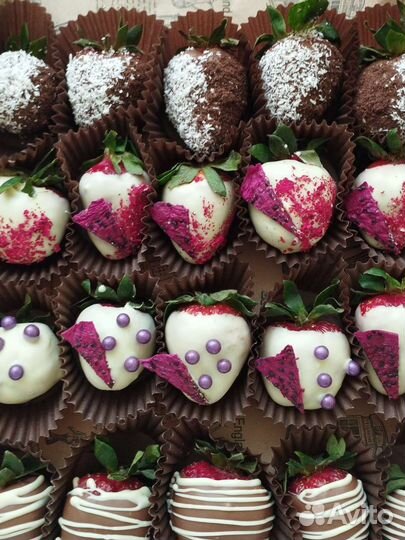 Клубника в бельгийском шоколаде,банан и ягоды