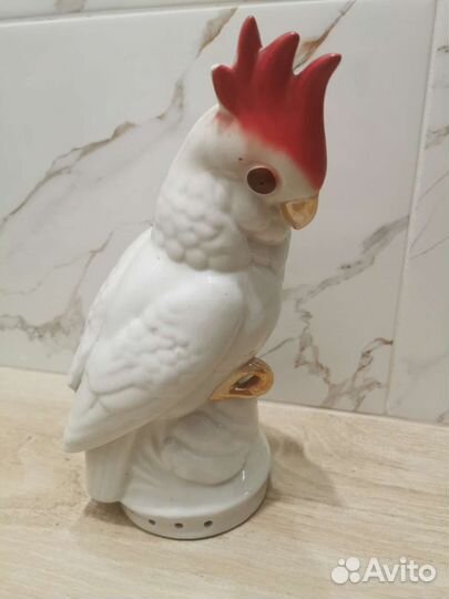 Фарфоровая статуэтка попугай