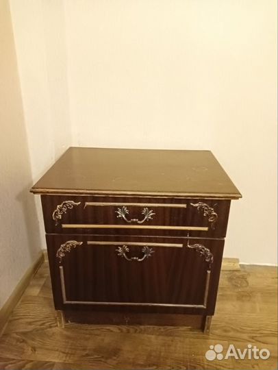 Тумбочка прикроватная и тумба с зеркалом