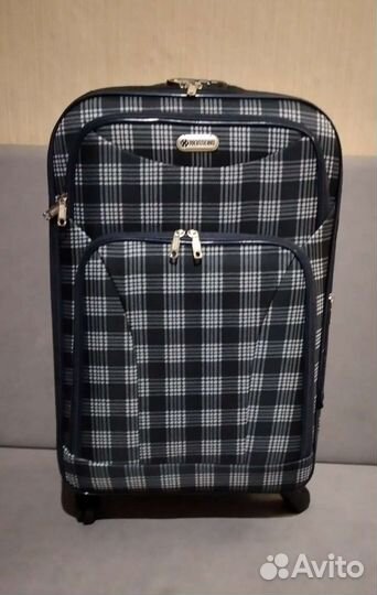 Чемодан на колесах новый