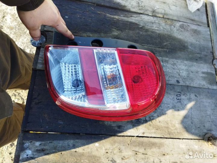 Стоп-сигнал задний правый Nissan March K13