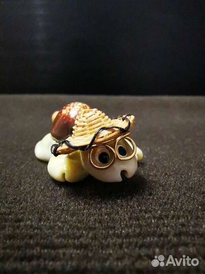 Фигурка из ракушек черепаха в очках и шляпе