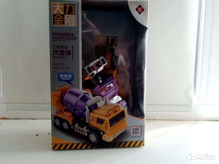 Игрушка трансформер (бетономешалка)