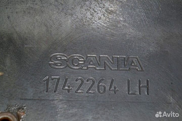 Петля нижней решетки радиатора, левая scania P-ser