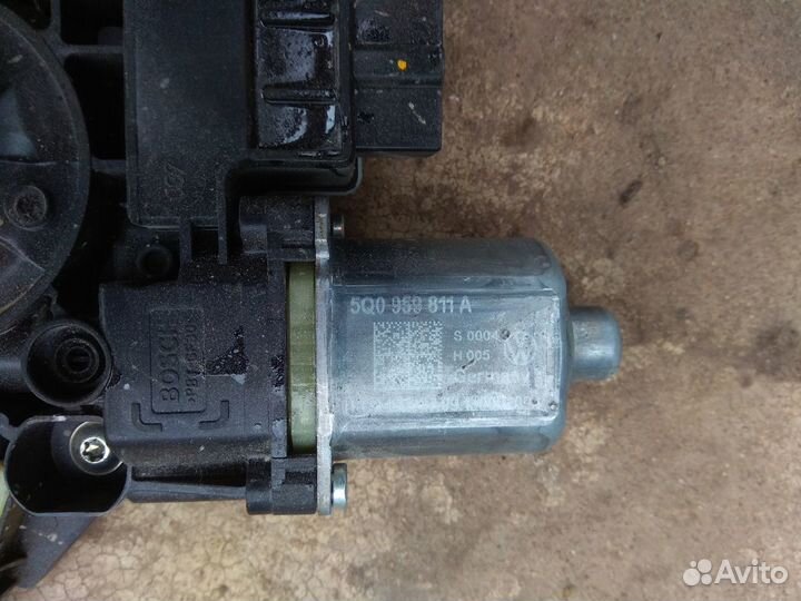 Моторчик стеклоподъемника задний левый Skoda