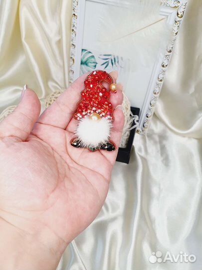 Брошь ручной работы из бисера новогодняя гном