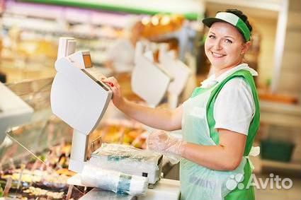 Продавец в магазин у дома