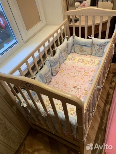 Детская кроватка с маятником