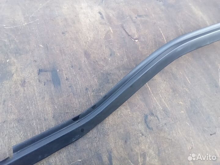 Молдинг стекла нижний передний левый Mitsubishi L3