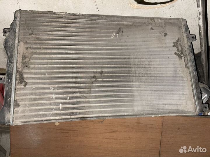 Оригинальный радиатор на Volkswagen Passat Б7