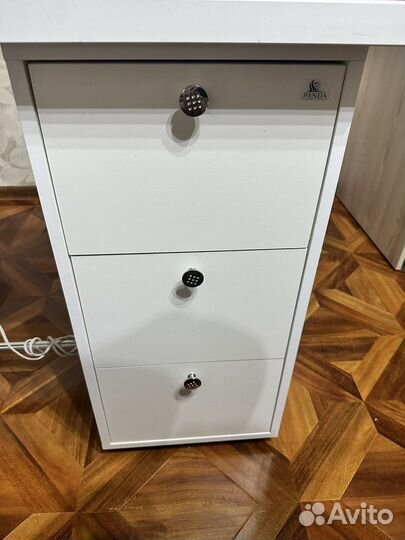 Продаю стол для маникюра, состояние отличное