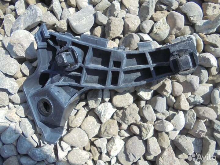 Крепление бампера переднее правое Toyota Corolla