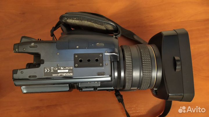 Профессиональная видеокамера Sony DCR-VX2200