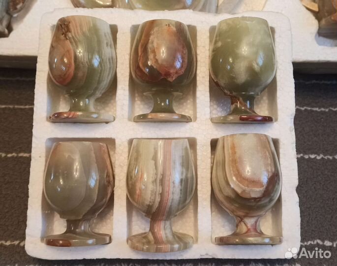 Сервиз чайный из оникса. Часы, Рюмки из оникса