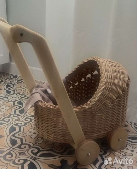 Коляска для кукол плетеная