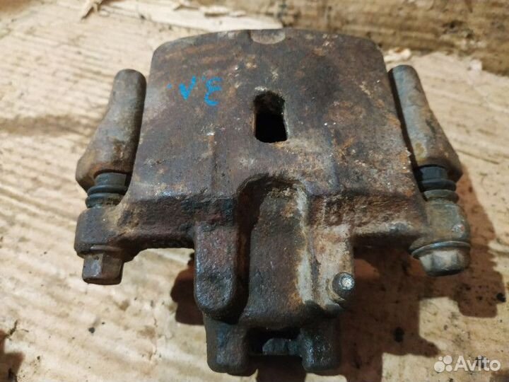 Суппорт тормозной задний левый Mitsubishi Pajero