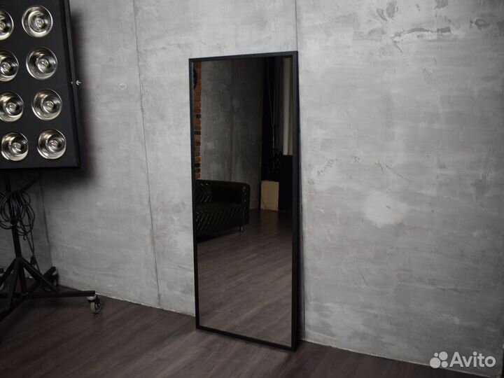 Зеркало в черной раме