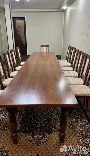 Стол и стулья