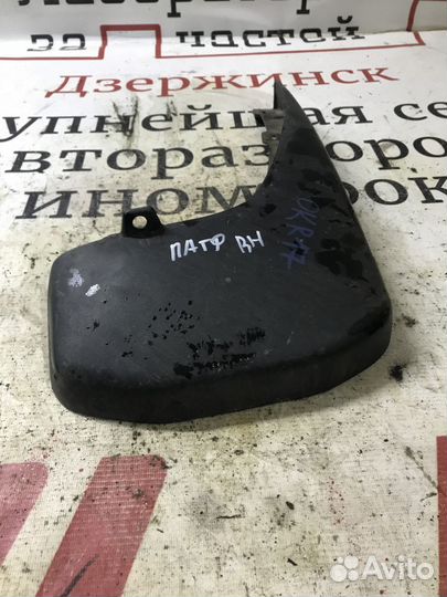 Брызговик передний правый Nissan Pathfinder