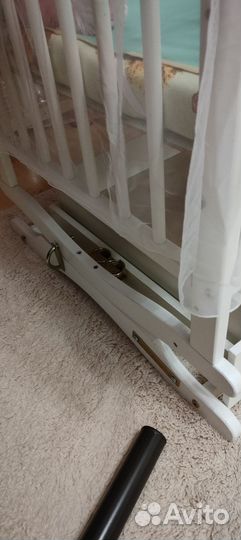 Детская кроватка с маятником