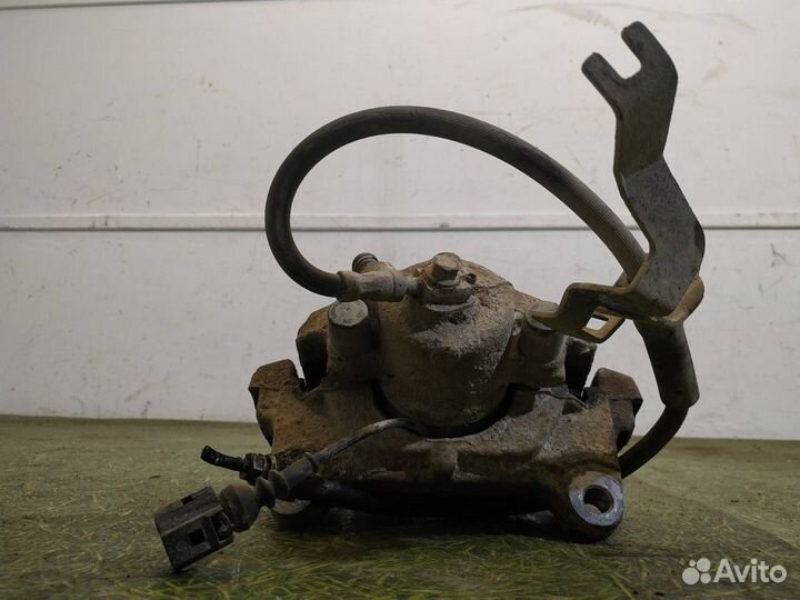 Суппорт тормозной лев. перед. Volkswagen Passat