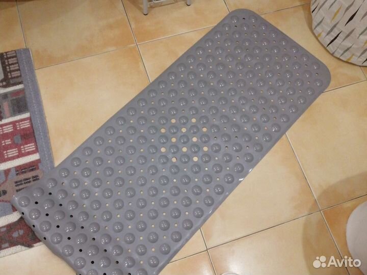 Противоскользящий коврик в ванну