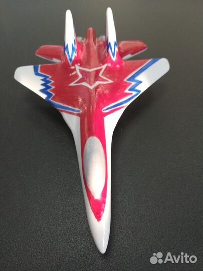 Фарфоровая статуэтка истребителя су -27