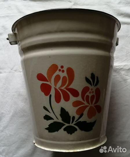 Эмалированное ведро с крышкой