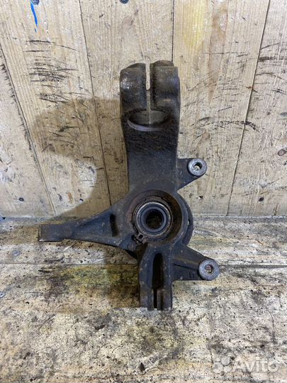 Поворотный кулак передний левый Renault Megane 2