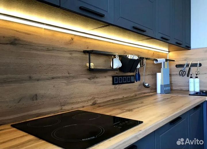 Прямая кухня в бежевом глянце и матовом дереве