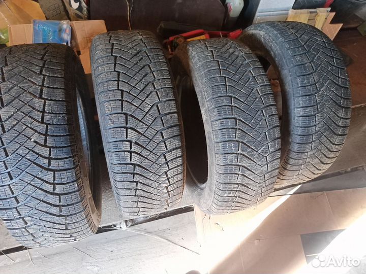 Pirelli Ice Zero FR 215/55 R16