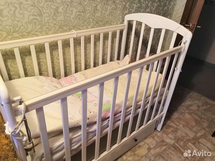 Детская кроватка с маятником белая