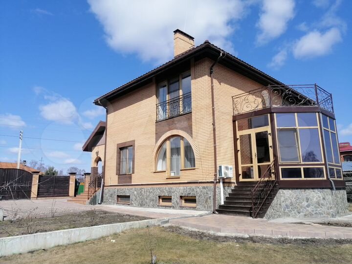 Коттедж 240 м² на участке 15 сот.