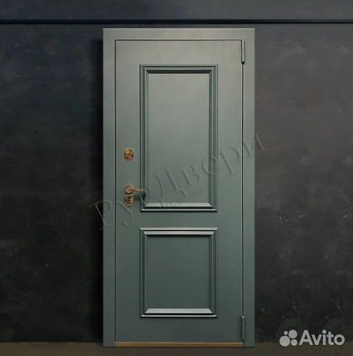 Металлическая входная дверь в классическом стиле