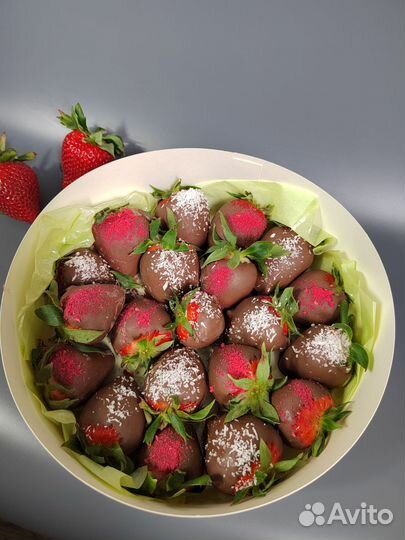 Клубника в шоколаде, меренговый рулет (доставка)