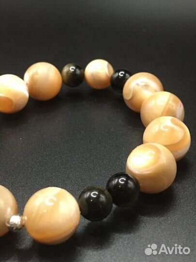 Браслет с карамельным перламутром и обсидианом