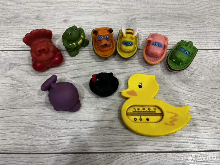 Игрушки для купания и термометр