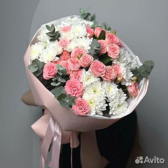 Букет из кустовых роз и хризантем